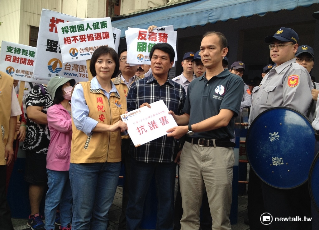 台聯與豬農代表27日上午率眾到美國在台協會(AIT)抗議，表達堅決反對瘦肉精進口，不惜抗爭到底的立場。 圖：周富美/攝