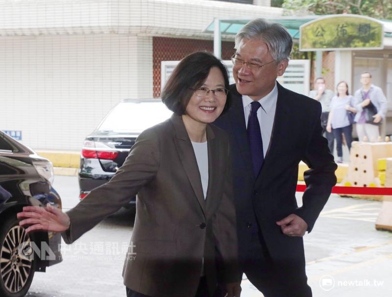 正副總統當選人蔡英文、陳建仁27日在準國安會秘書長吳釗燮、準總統府秘書長林碧炤、準陸委會主委張小月陪同下，前往陸委會聽取簡報，並由陸委會主委夏立言親自迎接。 圖：中央社