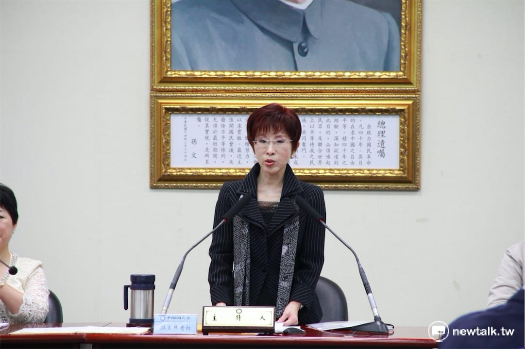 國民黨27日召開中常會，針對美豬議題邀請到前農委會副主委王政騰列席報告。會中，國民黨主席洪秀柱表示：「過去馬政府執政時，堅持牛豬分離政策，為什麼接下來民進黨執政，卻沒有能耐阻擋進口美豬？簡直是荒謬。」 圖：新頭殼資料照片