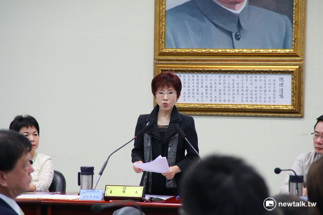 國民黨主席洪秀柱27日出席中常會，對於近日進口美豬議題到日方扣押我方漁船事件，洪秀柱痛批民進黨根本是「逢中必反，逢美日必軟」？ 圖：鄭佑漢/攝