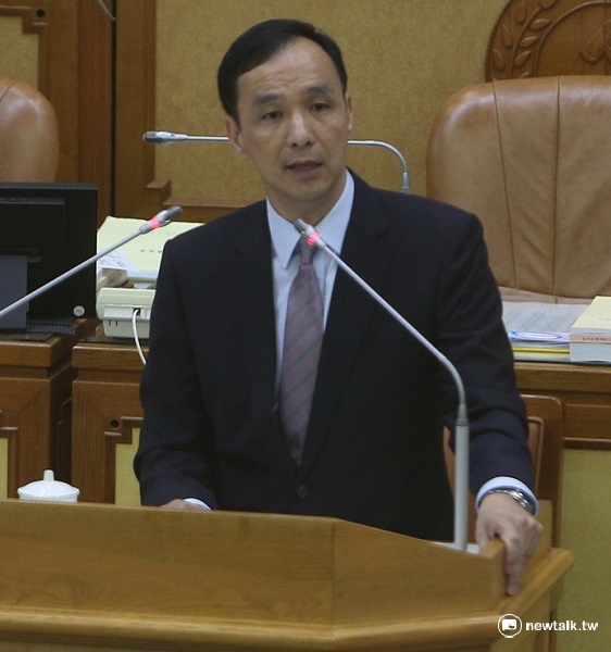 坊間傳聞新北市長朱立倫有意轉戰台北市長，民進黨議員要求朱立倫說明；朱立倫強調是無稽之談。 圖：陳冠廷/攝