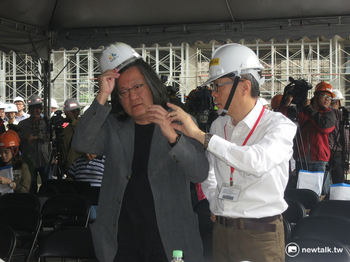 台北市都發局長林洲民至大巨蛋工地現場準備報告。 圖：呂佳峻/攝