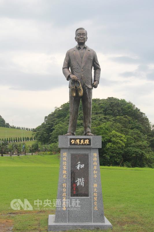 溫家寶銅像27日舉行揭幕儀式，隨即在同一日遭連夜撤除，僅當了1天的「台灣英雄」。 圖：中央社資料照片