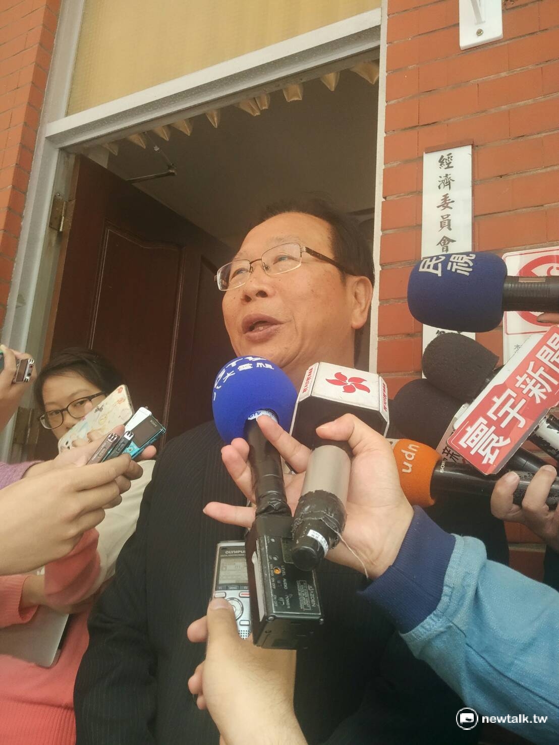 國民黨29日召開黨團大會，討論國民黨立院黨團總召遴選方式。國民黨團書記長林德福表示，將於5月19日選出總召，並且採完全開放制度，意謂35席國民黨立委都可以競選總召。 圖：鄭佑漢/攝