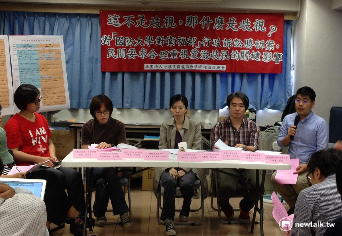 愛滋人權團體29日召開聯合記者會，譴責高等法院判決衛福部捍衛感染愛滋的男大生就學權敗訴，形同站在歧視那一邊。 圖：周富美/攝