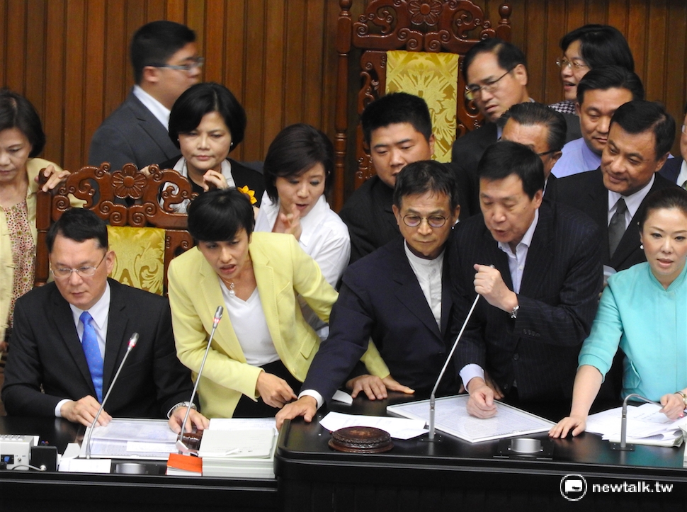 國民黨立委29日霸佔立院主席台杯葛議事，黨主席洪秀柱30日表示，「相信委員同志是就事論事，認為有這個必要，也是不得已的行為。」 圖：新頭殼資料照片