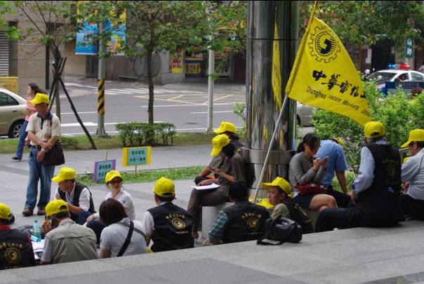 針對中華電信26日公布董事候選名單沒有工會推派的「勞工董事」，中華電信工會29日召開臨時理事會正式決議，將於5月1日遊行後前往交通部陳情抗議。圖為工會抗議電信法修法照片。 圖：新頭殼資料照片
