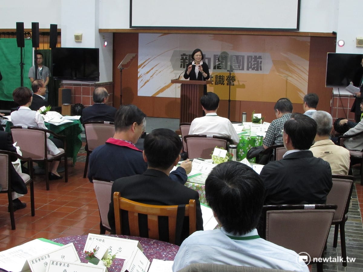 林全內閣政策溝通會議10日邀請桃園市長鄭文燦、立委陳其邁、三立主播陳雅琳以及民進黨媒創中心副主任詹賀舜，為閣員上社會溝通課程。 圖：新頭殼資料照片