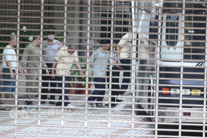 台灣高等法院台中分院檢察署為死囚鄭性澤（右2）聲請再審，台中高分院2日下午裁定，就鄭性澤被訴未經許可持有手槍罪及殺人等罪部分，開始再審，並停止刑罰執行。 圖：中央社資料照片