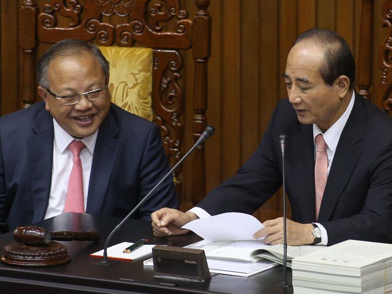 台北地檢署偵辦前立法院秘書長林錫山貪污案，意外發現林錫山曾在去年大選期間，想捐政治獻金給民進黨總統候選人人蔡英文，但遭退回。圖為林錫山（左）與王金平（右）。 圖：中央社資料照片