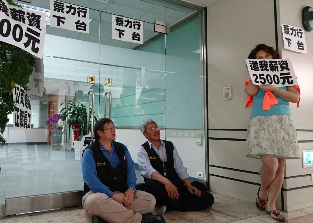 中華電信工會社2日上午7時起包圍中華電信總公司董事長室，要求蔡力行下台並出來面對「還我勞工董事」席次的訴求。 圖：中華電信工會提供