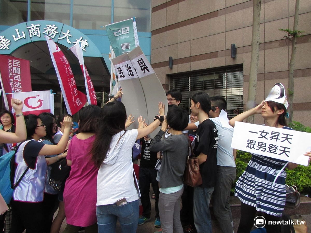 抗議團體用行動劇諷刺蔡英文帶著戰後嬰兒潮男性擠入政治參與的窄門後，就把門關上，多數女性仍被擋在參政大門外。 圖：邱珮文/攝