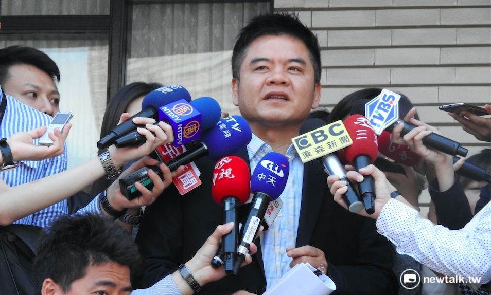 檢調調查前立院秘書長林錫山涉貪案，意外查出他在總統選舉時有意捐千萬政治獻金給蔡英文。民進黨立委莊瑞雄3日在立院受訪表示，誰不知道林錫山是國民黨超級大咖，民進黨怎麼會去收這種政治獻金。 圖：鄭佑漢/攝