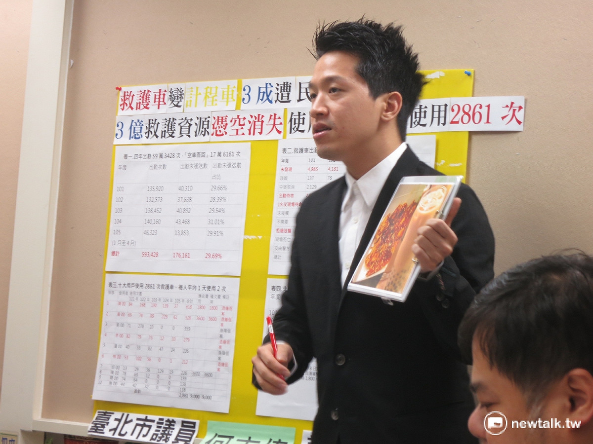台北市議員何志偉3日指出，救護車濫用情形嚴重，要求應提升罰則。 圖：呂佳峻/攝