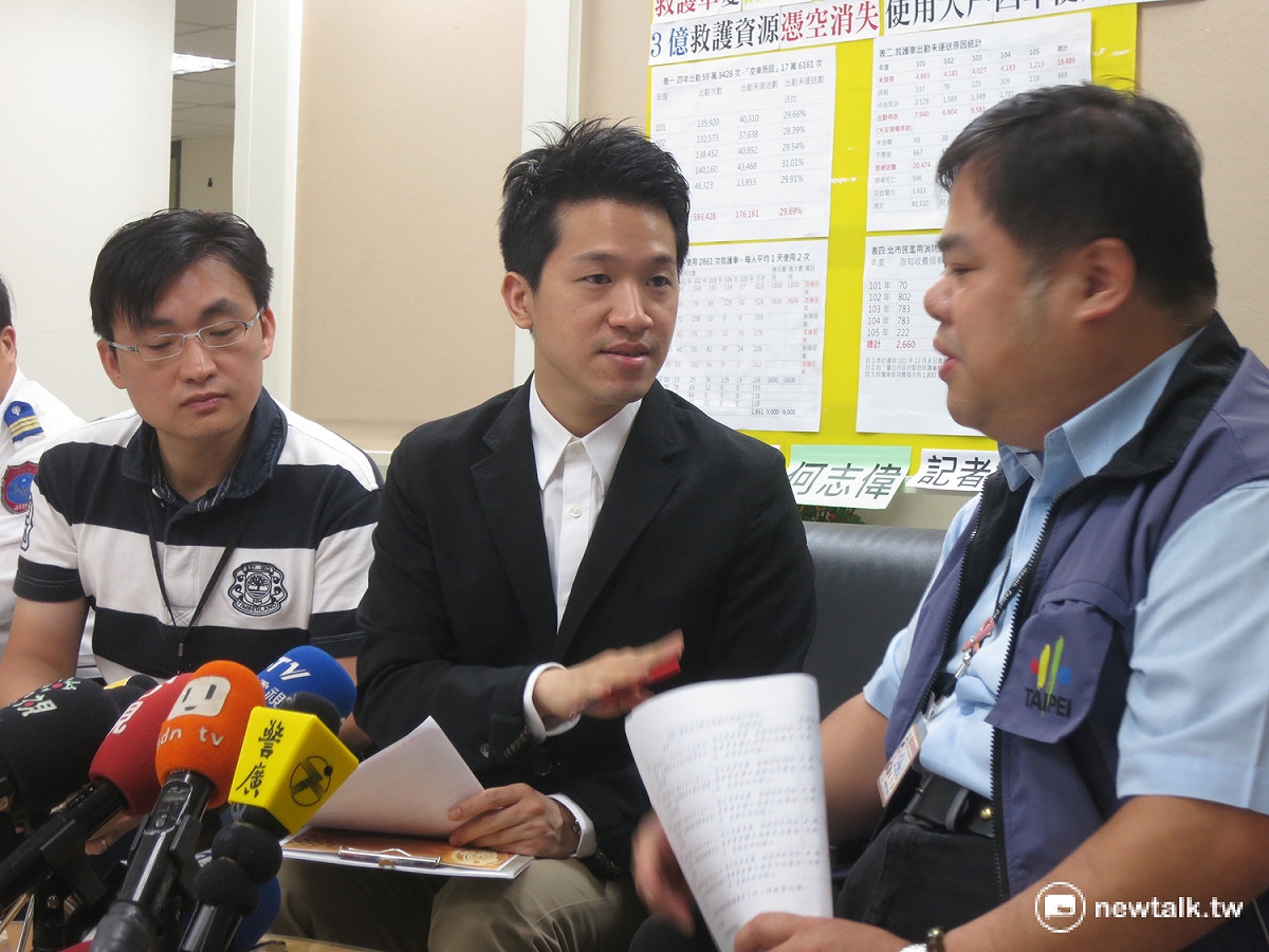 台北市議員何志偉（圖中）會同消防局、衛生局召開記者會。 圖：呂佳峻/攝