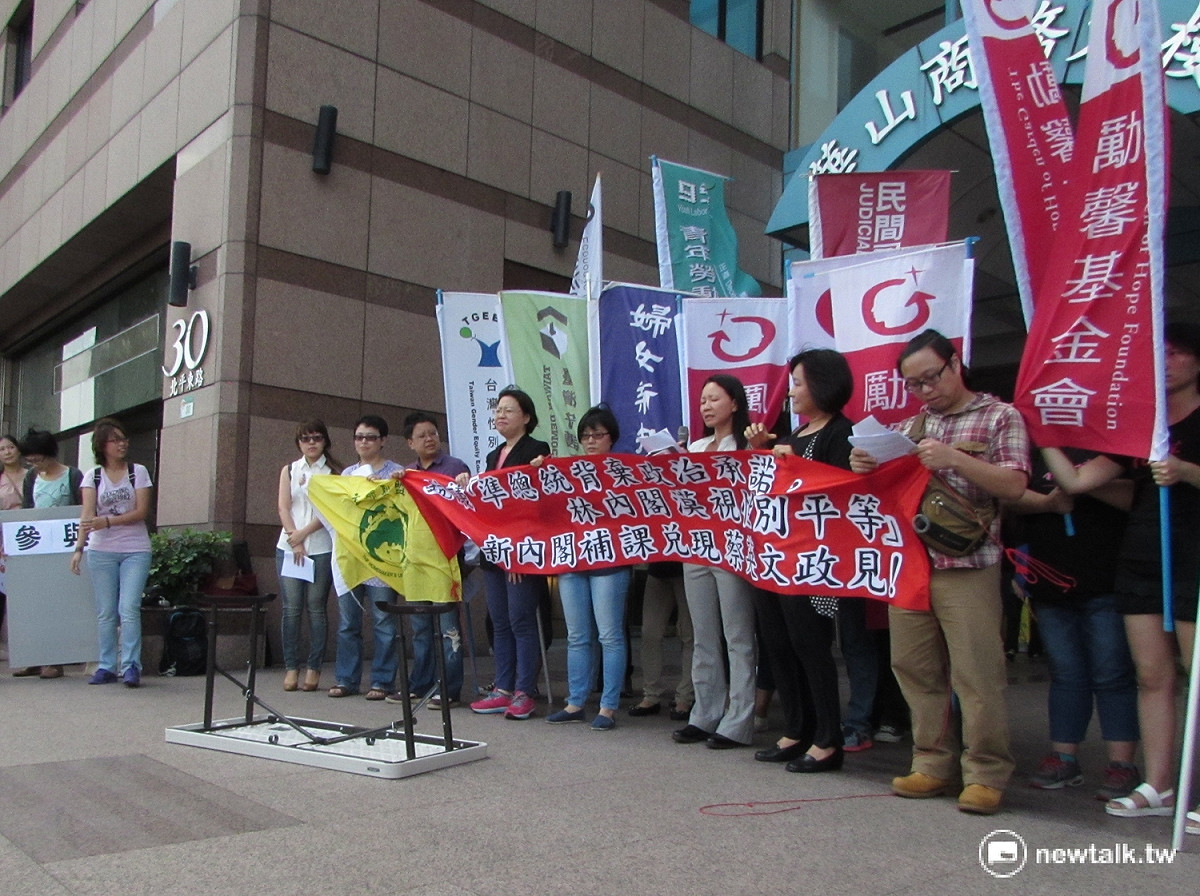 多個婦女與性別團體3日上午前往民進黨中央，「翻桌子」抗議新內閣的女性首長比例過低。 圖：邱珮文/攝