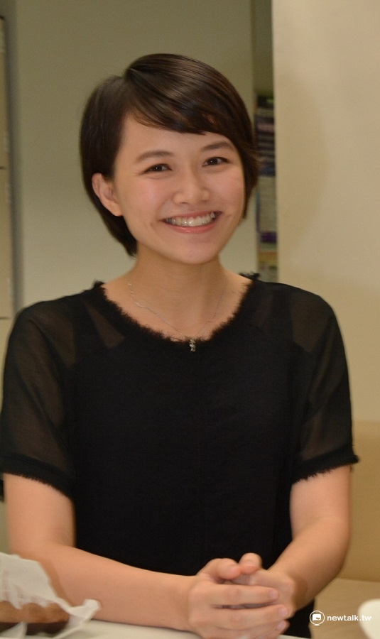 15歲立志當記者的黃詩婷表示，期盼藉由自己過往的媒體專業，能成為公部門與外界的橋樑、媒介，目前「一切都在學習中」。 圖：陳冠廷/攝