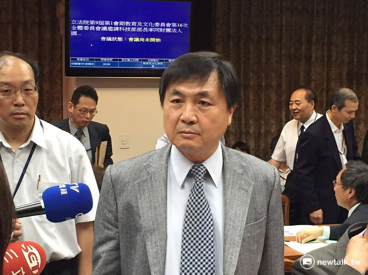科技部部長徐爵民4日出席立院教育與文化委員會列席備詢，針對「北斗衛星」所引發的資安爭議，徐爵民回應：「北斗衛星是雙向接收，民眾的手機大多是單向接收，不須太過擔憂。」 圖：鄭佑漢/攝