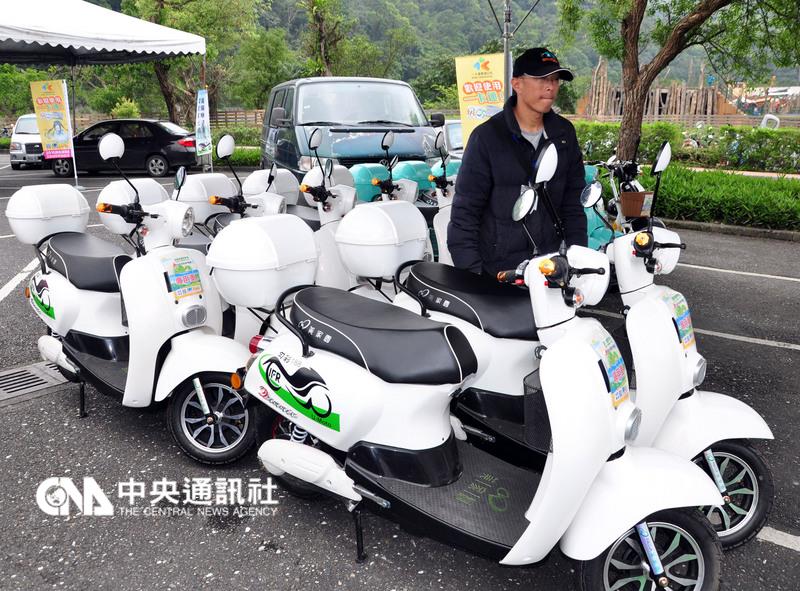 交通部推動修法，要將電動自行車正名為「輕型機車」，牌照與駕照等相關規定將比照機車。圖為宜蘭綠博園區所規劃之電動自行車。 圖：中央社資料照片