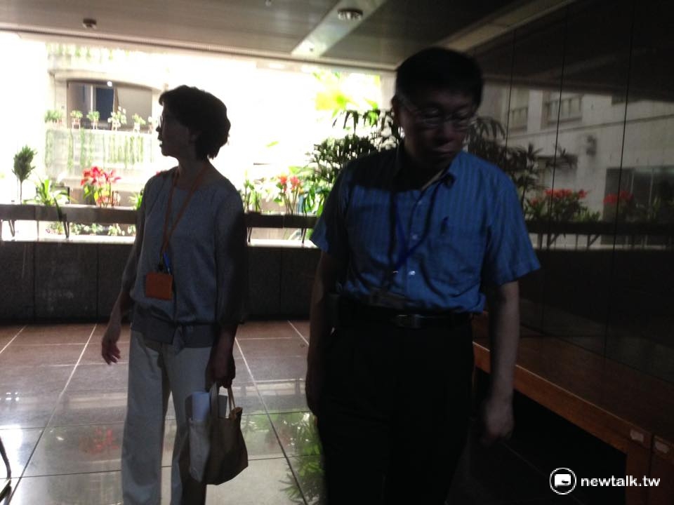 台北市長柯文哲視察市府大樓。 圖：呂佳峻/攝