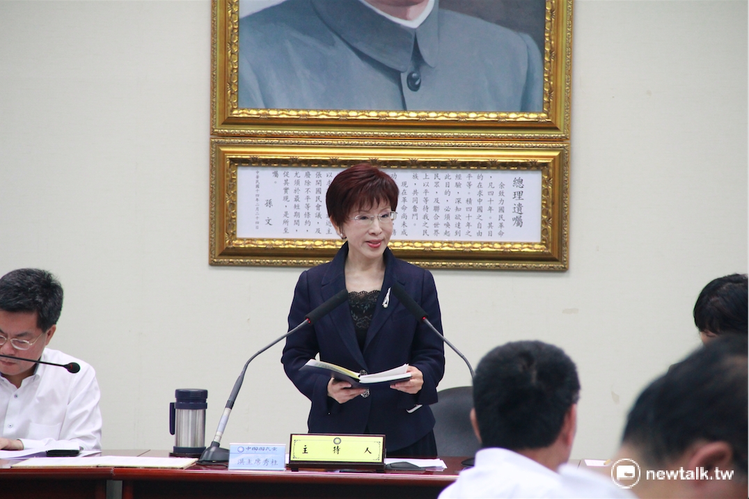 國民黨4日召開中常會針對「大陸情勢與兩岸關係」進行專題報告，黨主席洪秀柱在會中表示，憂心民進黨政府未來執政，無法處理兩岸關係，兩岸恐將重回緊張情勢。 圖：鄭佑漢/攝