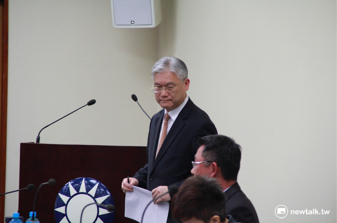 陸委會主委夏立言4日出席國民黨中常會報告「大陸情勢與兩岸關係」，會中提到習近平對台緊抓「策略彈性」為原則，操作兩岸一家親，但實質作風更趨自信強勢。 圖：鄭佑漢/攝