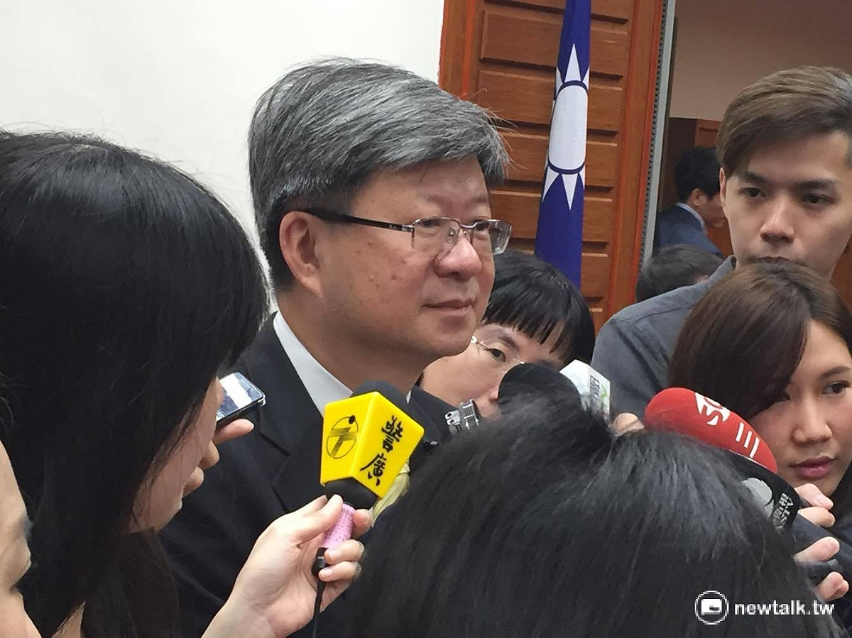 教育部長吳思華5日出席立院教委會時表示，對於立院撤銷微調課綱之決議表示尊重，教育部會按照程序移交課審委員會，希望課審會堅持完備行政程序，尊重教育專業。 圖：鄭佑漢/攝