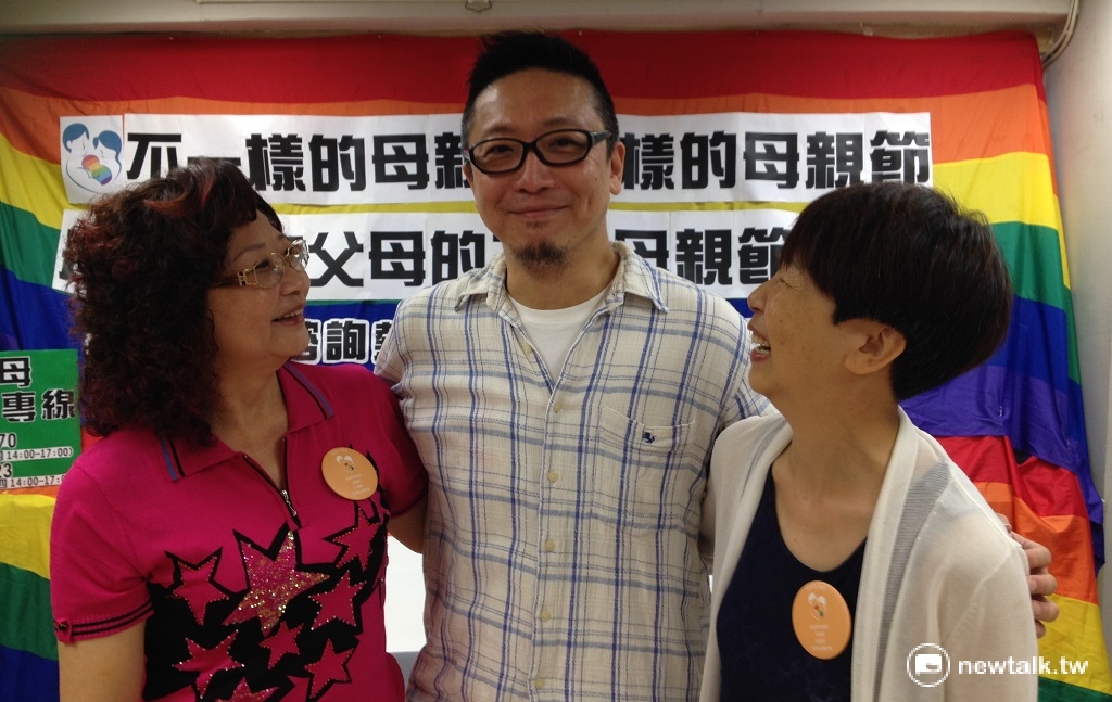 同志母親林媽媽(左)和Judy(右)擔任同志父母諮詢專線志工，和同志諮詢熱線的工作人員彼此扶持幫助，就像一家人。 圖：周富美/攝