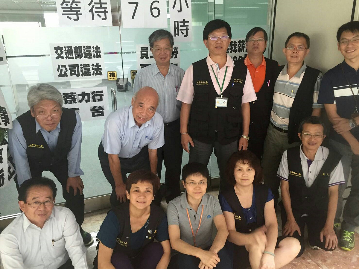 中華電信工會勞工董事蔡石朋(後左二)參與包圍董事長蔡力行辦公室行動，要求恢復勞工董事席次。 圖：中華電信工會提供