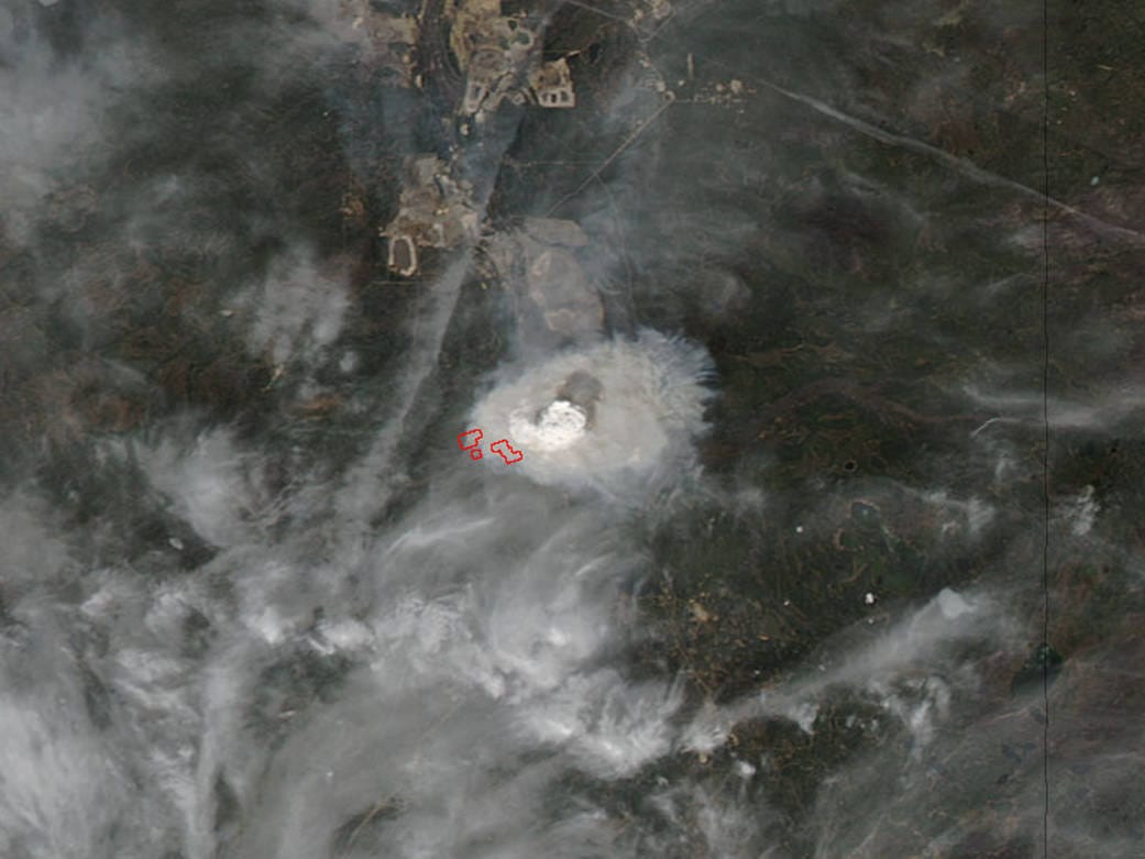 NASA所拍攝的加拿大艾伯塔省林火衛星圖像，林火的煙霧覆蓋大片區域。 圖：翻攝自NASA官網