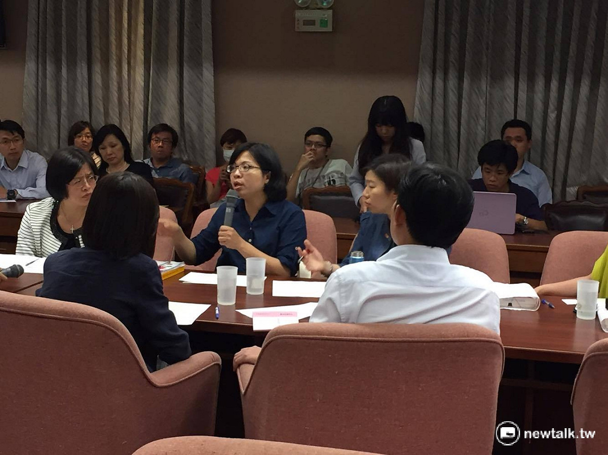 針對醫師納入勞基法爭議，時代力量5日召開朝野協商，並全程開放媒體拍攝。不過，各黨團立委針對落實時程沒有一致共識。 圖：鄭佑漢/攝