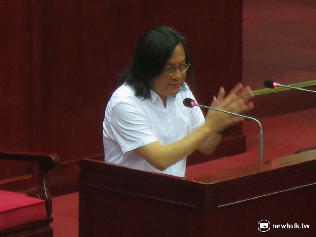 北市都發局長林洲民5日至議會備詢，針對大巨蛋公安問題，頻頻向議員解釋。 圖：呂佳峻/攝