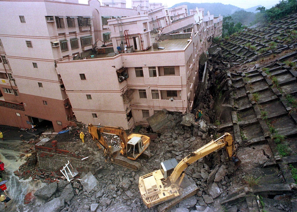 汐止林肯大郡社區遭逢災變已18年，監察院5日指出，新北市政府對於受損建築物之整治補強，長期與建商林肯建設公司互相推託，因此糾正新北市政府。 圖：達志影像/路透社資料照片