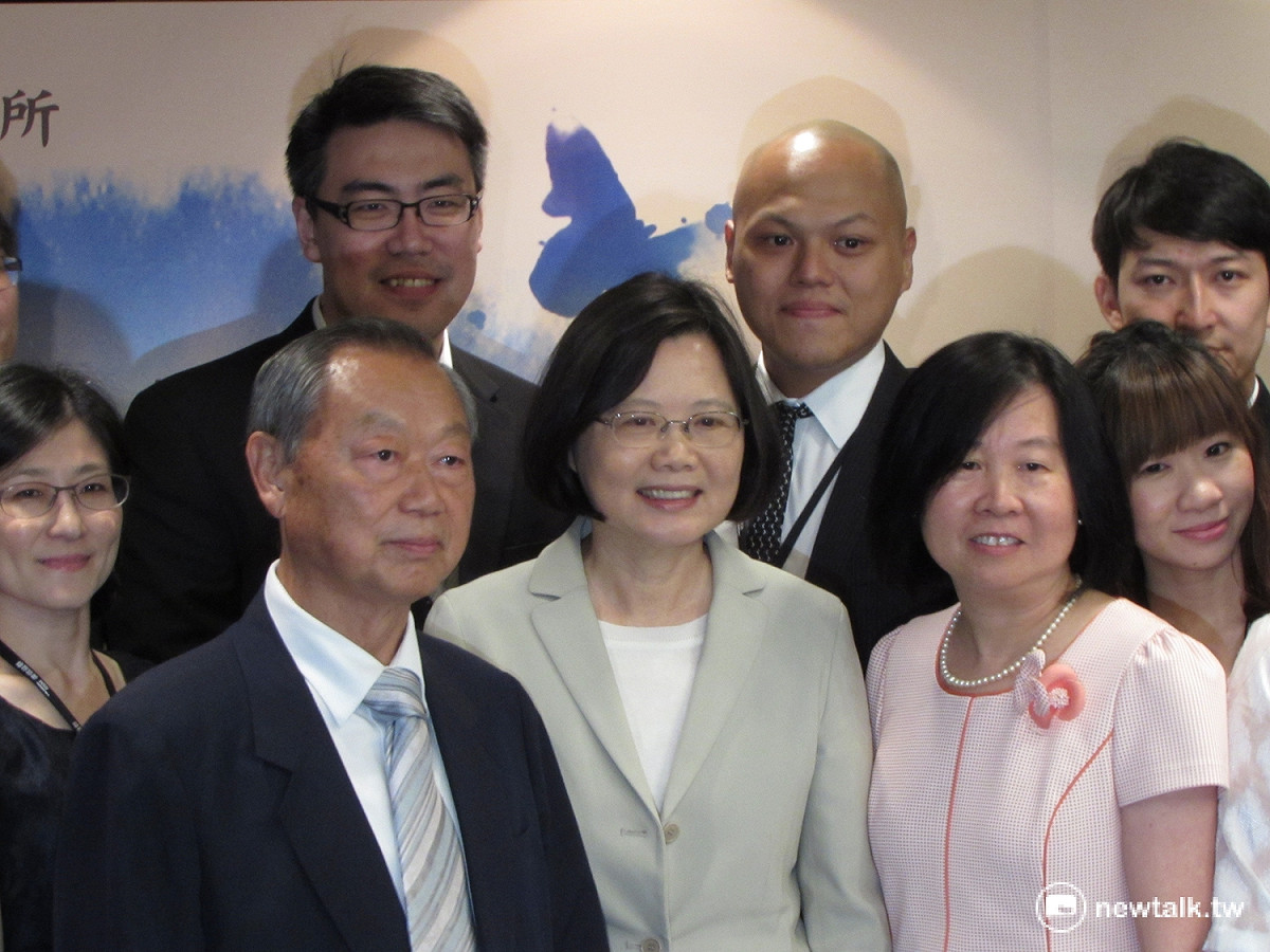 民進黨總統當選人蔡英文5日出席廣信益群會計師事務所週年餐會時表示，民進黨不是個有錢的政黨，但是，花的每一分錢都要對得起人民。 圖：邱珮文/攝