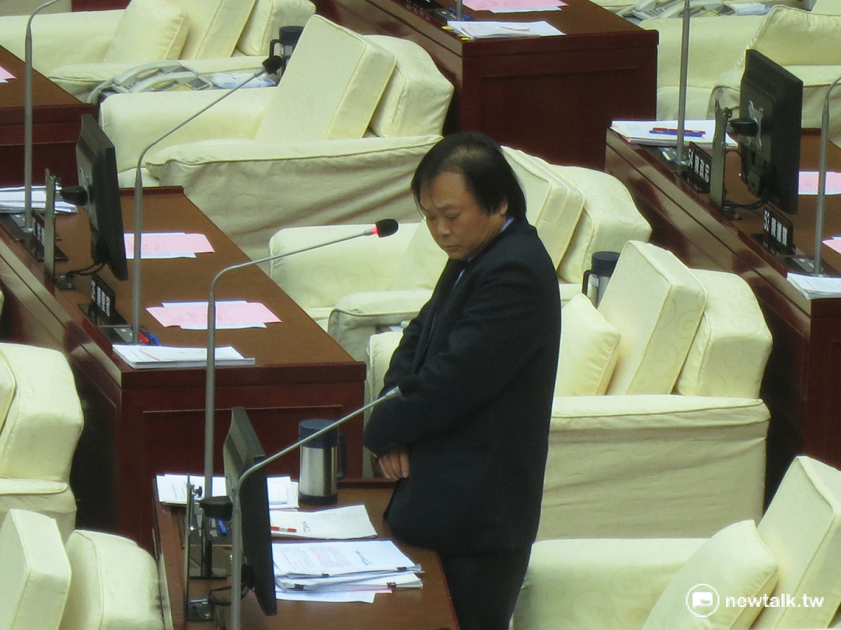 台北市議員王世堅5日質詢市府的自行車三橫三縱政策。 圖：呂佳峻/攝