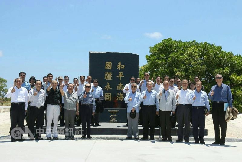 前行政院院長郝柏村、毛治國及前 國安會秘書長胡為真等20人， 5日搭機前往南沙太平島，傳出返航途中遇上美國軍機，國防部晚間不願證實戰機的機型、國籍等相關細節。 圖：中央社／海巡署提供