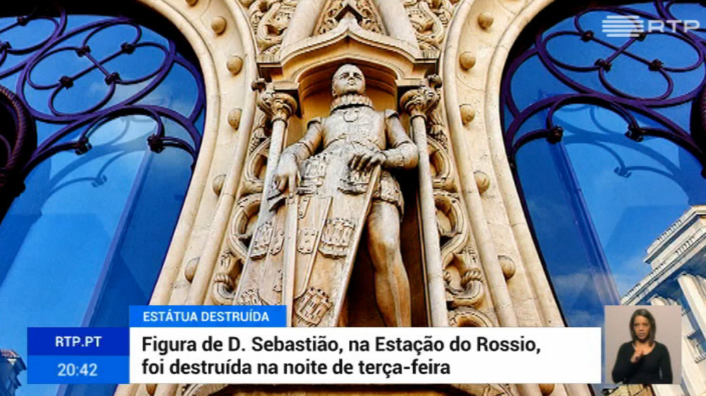 塞巴斯蒂安一世國王雕像是葡萄牙文化遺產，位於里斯本Rossio火車站入口處、2座半圓形拱門之間。 圖：翻攝RTP