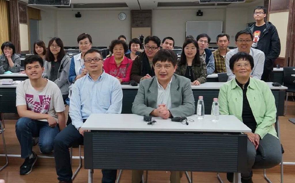 犯罪被害人家屬林作逸(前左二)靠埋藏悲傷與信仰暫別傷痛，他近年來四處演講宣導犯罪被害人及家屬保護的觀念。 圖：林作逸提供