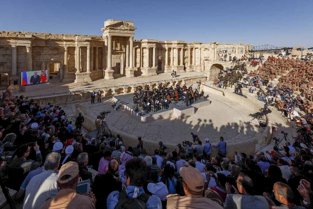 俄羅斯音樂家5日在戰火摧殘的敘利亞古城巴邁拉（Palmyra）露天劇場演出音樂會。 圖：達志影像/美聯社