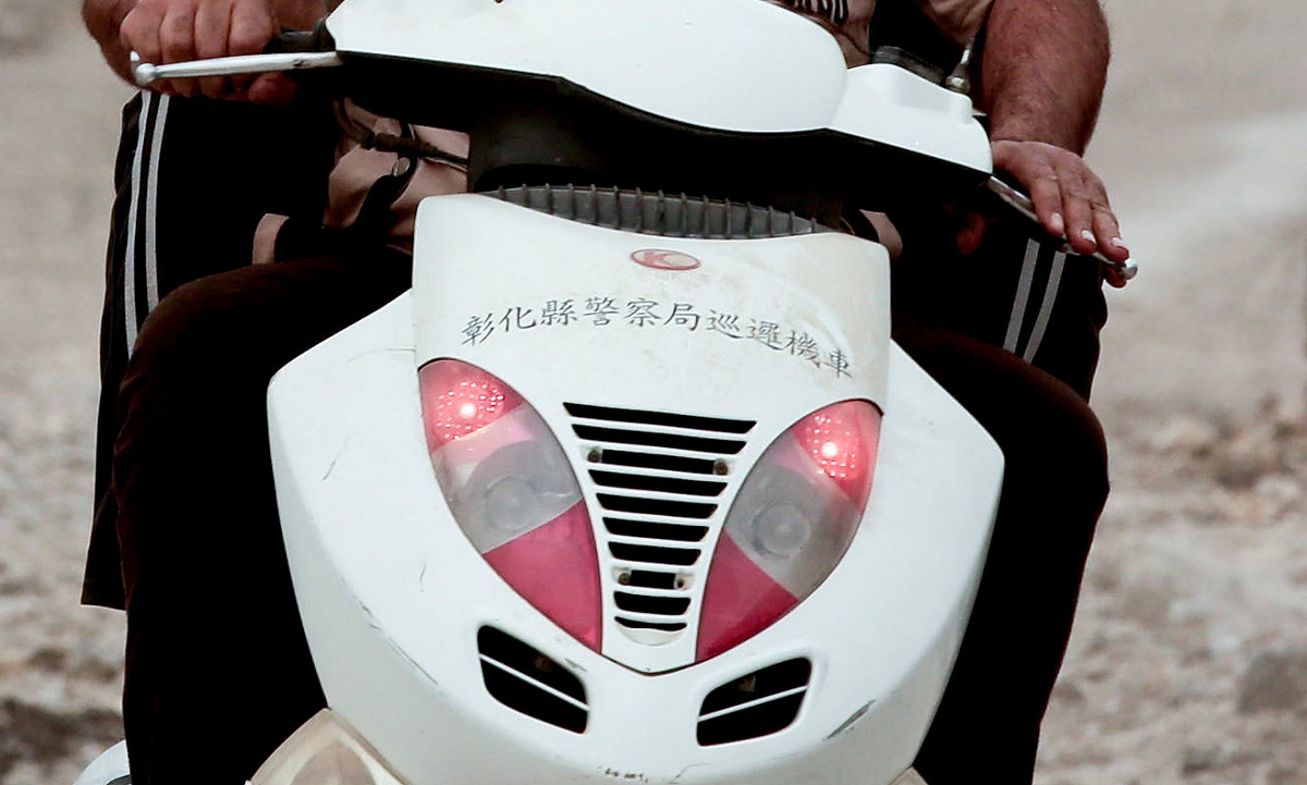 放大檢視，照片中的機車上頭真的寫著「彰化縣警察局巡邏機車」。 圖：達志影像/美聯社