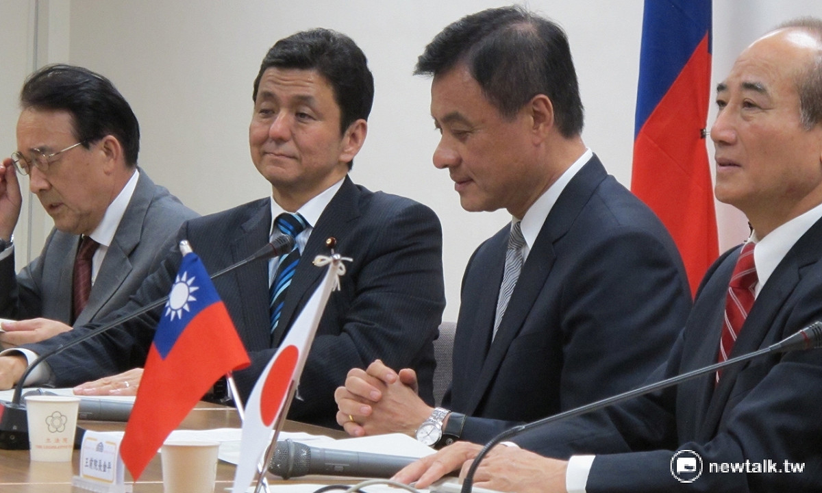 日本首相安倍晉三胞弟岸信夫眾議員（左二）6日出席台灣立法院台日交流聯誼會成立大會。 圖：林朝億/攝