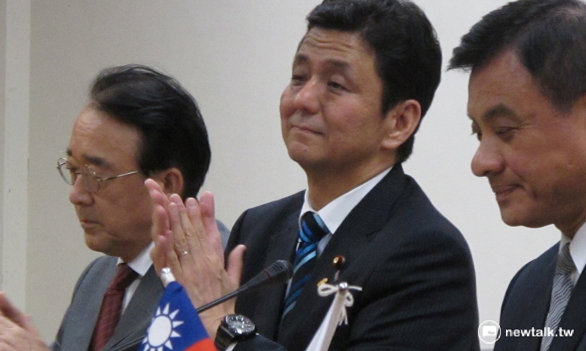 日本首相安倍晉三胞弟岸信夫眾議員（左二）6日出席台灣立法院台日交流聯誼會成立大會。 圖：林朝億/攝