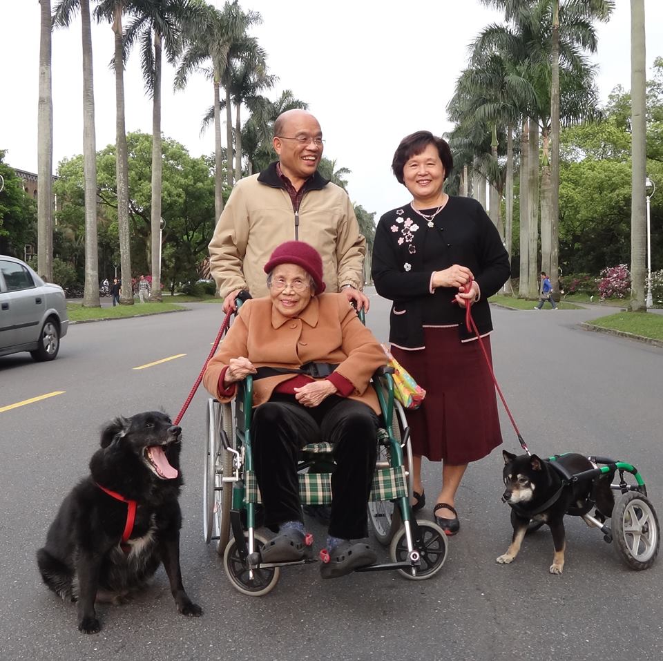 前行政院長蘇貞昌的媽媽於去年7月辭世，今年是第1個沒有媽媽一起過節的母親節。 圖：翻攝蘇貞昌臉書