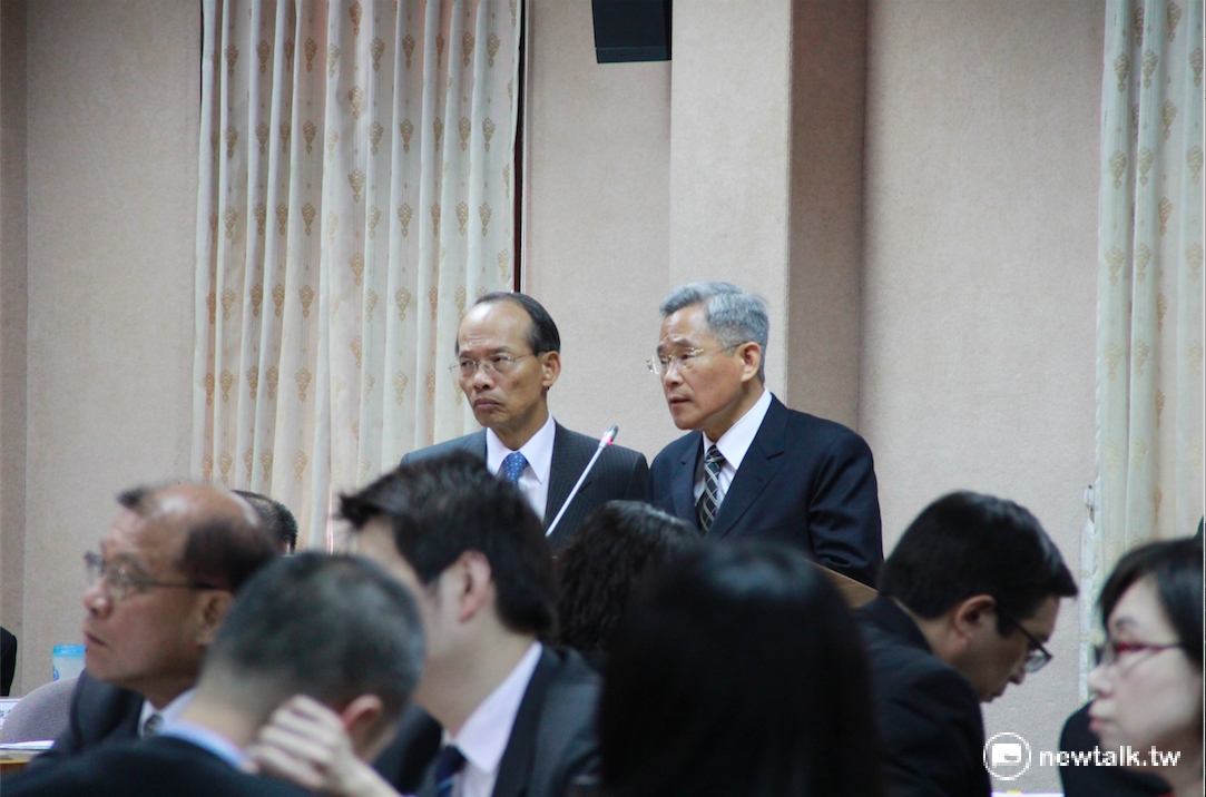 針對世衛邀函，國民黨政策會執行長蔡正元6日第一時間就知悉台灣獲邀一事，立委質疑是否走漏風聲？外交部國際組織司司長徐佩勇（右）回應，第一時間只有通知國安高層與相關部會。圖（左）為外交部次長侯清山。 圖：鄭佑漢/攝