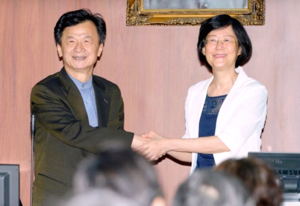 準法務部長邱太三9日前往法務部拜會部長羅瑩雪，聽取交接簡報。 圖：中央社
