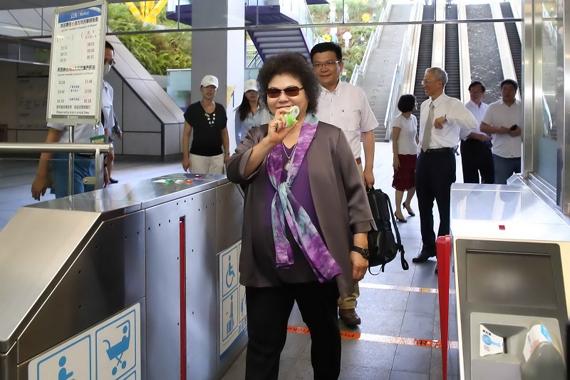 大魯閣草衙道是高捷公司機場用地開發招商案，高雄市長陳菊特地搭捷運前往，鼓勵民眾多搭捷運，避免塞車，同時希望帶動高雄捷運的搭乘率。 圖：高雄市政府提供