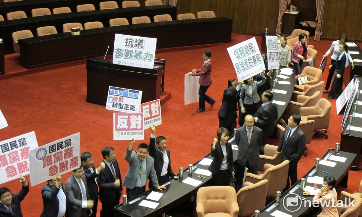 立法院會19日上午表決國民黨提出的促進轉型正義條例復議案時，藍綠黨團各持海報對峙。 圖：林朝億/攝（資料照片）
