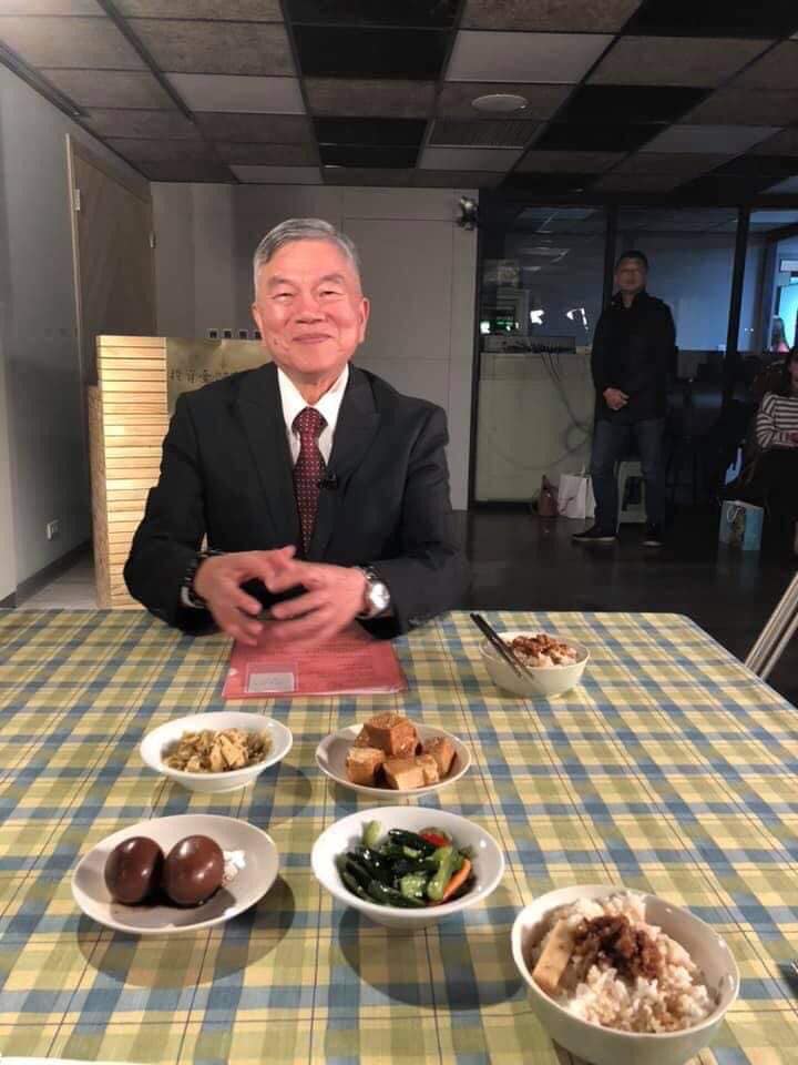 剛當上經濟部長的沈榮津找謝金河恊助製作了一個影片，告訴大家台商回台投資的真相。 圖：翻攝謝金河臉書
