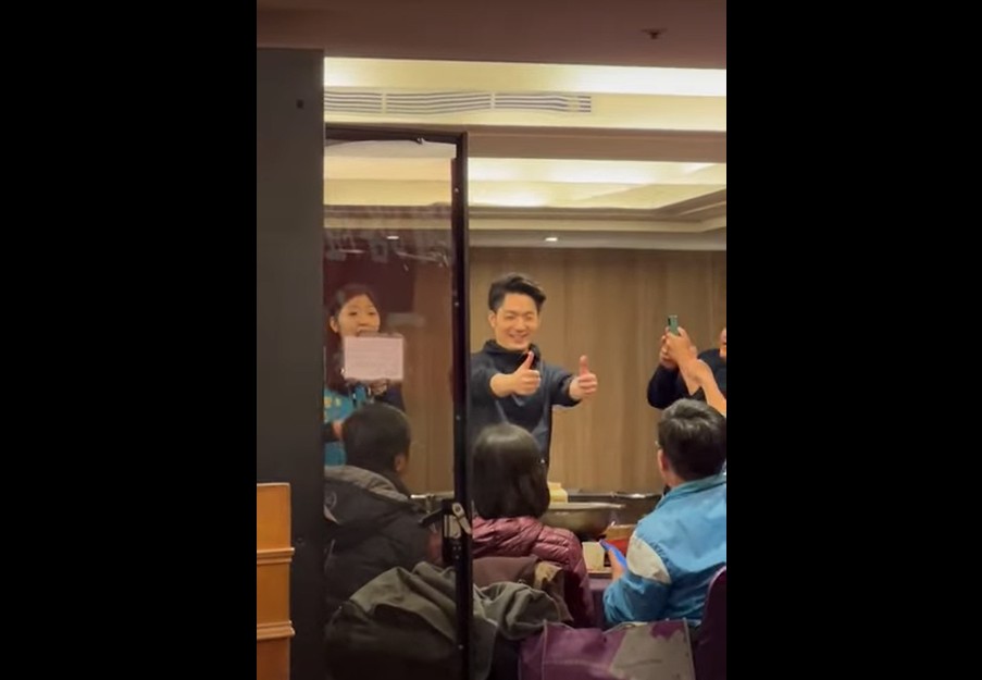 國民黨立委蔣萬安被民眾直擊，現身餐會逐桌搏感情卻沒戴口罩，違反防疫規定。 圖：民眾 / 提供