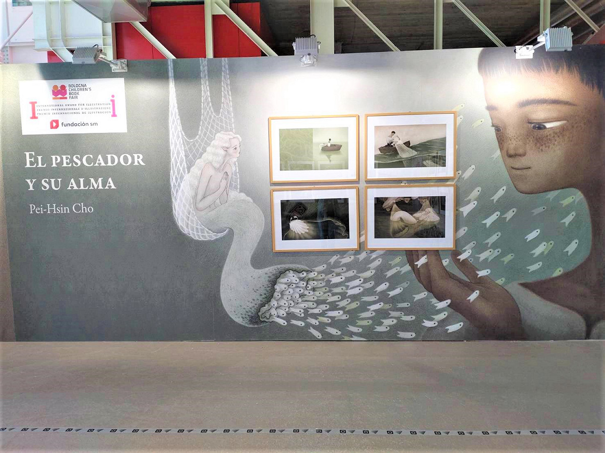 插畫家卓霈欣獲邀參加義大利波隆那兒童書展，卻遭到中國打壓，主要看板上的說明不見「TAIWAN」。 圖：翻攝自台北書展基金會臉書